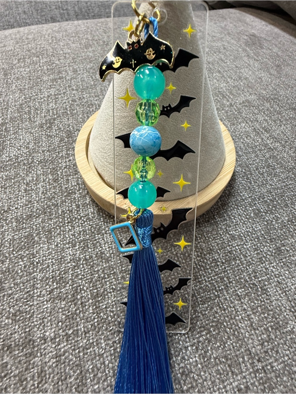 🦇 Acrylic bookmark “Bats” design, beads and 2 Charms. NWOT (Size small )